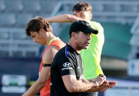 [Photo] Coach Simeone, who directs players' movements