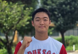 "在电视采访时我还能忍住……可一回到替补席，突然就泪流满面了。”