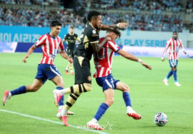 [Photo] "Defeat Martinez," Savinho