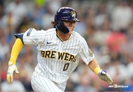 [Breaking News] 'First Call-Up of the Season' Bae Ji-hwan Explodes with a Bunt Hit in His First MLB At-Bat! His Speed Shines