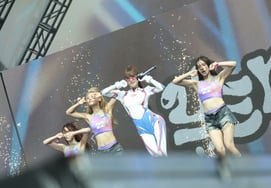Volvió a dominar el 'Waterbomb' sin mostrar piel.. Choi Yena se transforma en personaje de anime con traje de cuerpo entero