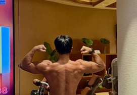 Músculos que harían llorar incluso a Kim Jong-kook..Hwang Chi-yeul rompe con el estilo al quitarse la camisa y lucir un traje de cuerpo entero sin ropa interior