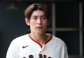 'What if he can't even bunt?' Lee Jung-hoo goes 0-for-4 in four at-bats, causing his .300 batting average to crumble once again! Team also loses in extra-inning thriller [SF Review]