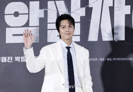 イ・ミンホ、温かい手の挨拶 [★フォト]