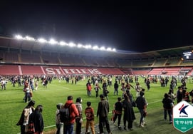 Pohang: "Reinforce before next home game; if insufficient, close the area"... Emergency measures taken after ceiling collapse at Steel Yard