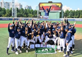 KBO official sponsor steps up for student athletes! Dong-A Otsuka to provide 10,000 bottles of bottled water and 10,000 cans of ion drinks each to prepare for extreme heat during the remaining schedule of the Phoenix Cup.
