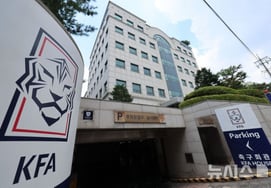 Deadline for open recruitment of interim coach for the national soccer team passes... External committee members also participate in evaluation; online interviews with candidates scheduled for next week