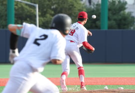 [Foto] Han Gyu-min ejecuta una doble jugada tras un roletazo al cuadro interior