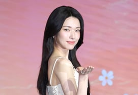 ハヨン、弁明にもかかわらず曾祖父の親日論争が続く…高宗暗殺説→『一線童話』モデル [スター・イシュー]