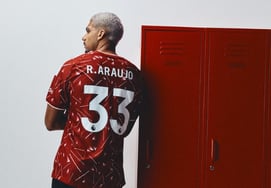 [Official] 'Liverpool completes a wall of tears': Araujo finally joins the EPL "Playing alongside my role model Virgil van Dijk, we will win the title"