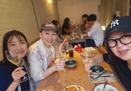 Kim Ho-young, en lugar de aclarar la 'polémica del tablero de ostras', celebra una fiesta con vino junto a Kim Sook [Star Issue]