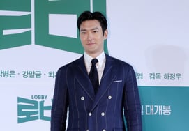 "Must admit rather than explain": Choi Si-won takes opposite stance from Kim Hee-chul, sharply criticizing the 'upside-down Taegukgi' controversy