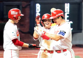'Three-run home run to the final → RBI hit → Stormy base running' Kim Jae-hwan's four-RBI one-man show! SSG defeats Lotte 8-4 [Incheon On-site Review]