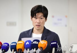 'Korean Legend' Park Ji-sung on KFA Sexual Bribery Scandal: "Nothing to Say, However..."