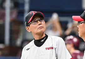 El entrenador Yeom Kyung-yeop se inclina ante los seguidores de LG: «A pesar de ser un día laborable, gracias al gran apoyo recibido, vemos una tendencia positiva en el bateo que mejora poco a poco»