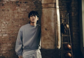 ¡El álbum en solitario de Jungkook de BTS, 'GOLDEN', establece un nuevo récord! Permanece 144 semanas en el gráfico global de álbumes de Spotify.