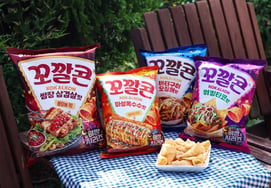 Lotte Wellfood выпустила серию «Kkokkalcorn Yajang» из четырёх вкусов: за полмесяца после запуска продажи превысили 800 тысяч упаковок
