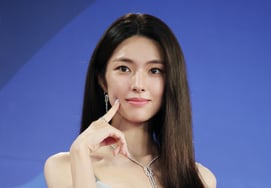 'Great-grandfather Ha Young's collaboration with Japan' controversy sparks fan response: "We do not agree with collective punishment, but..." [Star Issue]