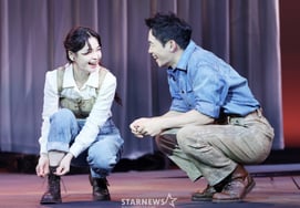 Jeon Mi-do and Im Cheol-soo, beaming with happy smiles on stage [★Photos]
