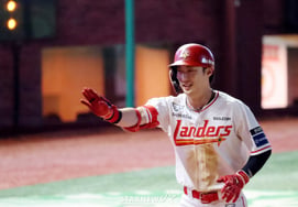 "成功开辟了进攻突破口" 三连胜主帅评选的 MVP,除连续 4 场先发投球 6 局优质表现的新人外,还有“另一位”