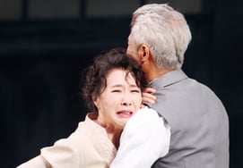Hwang Young-hee, llorando desconsoladamente en brazos de Park Ho-san [★FOTO]