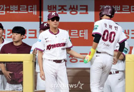 El mánager de Kiwoom sonríe: "La ofensiva del equipo fue impulsada por los cuatro hits de Seo Geon-chang, gracias a la tenacidad de no rendirse hasta el final, logramos la victoria"