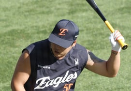 [Foto] Kang Baek-ho, estilo de bateo rítmico con una mano