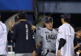 "ホワイトにごめん" 延長戦でも笑えなかったキム・ギョンムン監督、'痛恨の7・9回守備' 10回の集中打に笑った [ジャムシル現場]