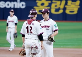 [Photo] 'First-inning, one out, bases-loaded crisis' Jeon Jun-pyo
