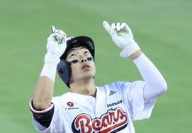 [Photo] Kim Min-seok leads off with a hit