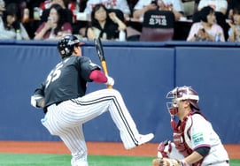 [Photo] 'Hit by pitch from Jeon Jun-pyo in the top of the second inning' Song Chan-ui