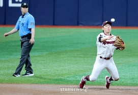 [Ảnh]'Second baseman Seo Gun-chang thực hiện double play từ bóng của Hong Chang-gi ở hiệp 1'