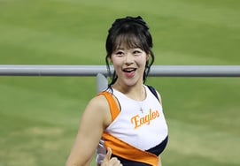 [Photo] Lee Ho-eun gives a thumbs-up at the S-LINE