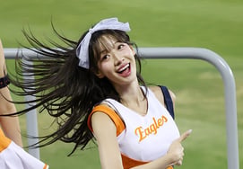[Photo] Excellent, Shalala Thumbs Up
