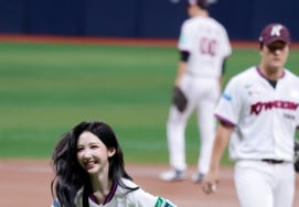 [Quickly and Perfectly] 'Since the ceremonial first pitch was perfect, Kiwoom's victory should follow!' S2IT Seungbi