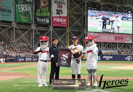 "We will continue to bring joy to our fans with consistent performance." Seo Geon-chang holds commemorative ceremony for reaching 1,500 hits and 2,000 total bases