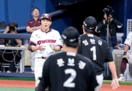 [At a Glance] 'Im Chan-kyu hit by Seo Geon-chang's batted ball' — I'm OK!