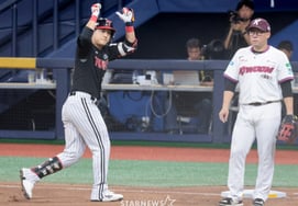 [Photo] '0-0 tie, bases loaded with no outs' Moon Jeong-bin