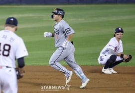 [Photo] Moon Hyun-bin breaks the 0-0 tie with a solo home run