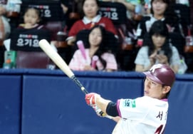 [Photo] 'Two-run single in the bottom of the sixth with one out and a runner on second, tying the game' Seo Geon-chang