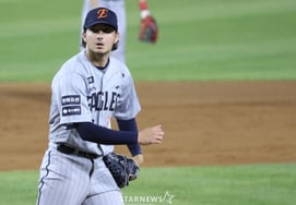 [Photo] White's "appropriately striking out show"