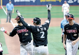 [フォト] 「8回表、1-1で均衡を破るツーベースホームラン」文正彬