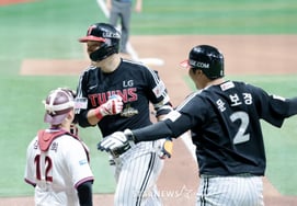 [Photo] "A slugger's power is all about one shot!" Moon Jeong-bin hits a two-run homer in the top of the 8th inning