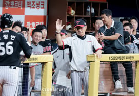 [Photo] 'Two-run home run for Moon Jung-bin, waiting' Yeom Gyang-ryang