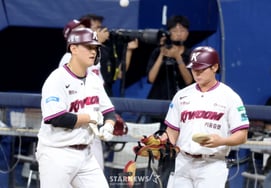 [Photo] "Strikeout, not out, ball gets away" — Kim Geon-hei survives at first base