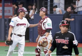 [一度にサッと] 野球の醍醐味は逆転と逆転だ！ '4-3の逆転勝利を祝う'キウムの選手たち