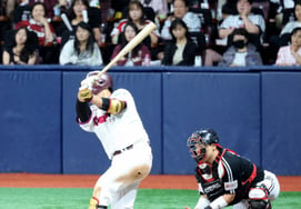 三振したのに決勝点を作った国代表捕手の全力疾走 "野球をしていてこんなことは初めて！ ボールが抜けた瞬間···"
