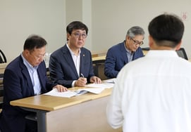 El ministro de Cultura, Deportes y Turismo, Choi Hwi-young, se dirigió el día 13 a partir de las 8:00 h al lugar del torneo de béisbol escolar Bonghwangdae con el propósito de escuchar las dificultades planteadas por los estudiantes.