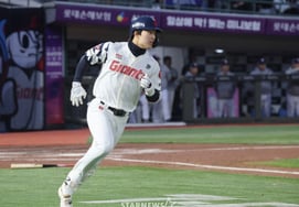 '卢振赫→孙浩英→韩太阳' 乐天三垒手每日更换，金泰亨教练的烦恼也日益加深 [仁川现场]