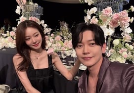 Kang Kyun-sung and Yoo Ha-jin spotted in couple photos at fashion show..Beaming smiles [Star Issue]